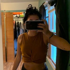 Cropped tank top with middle slit